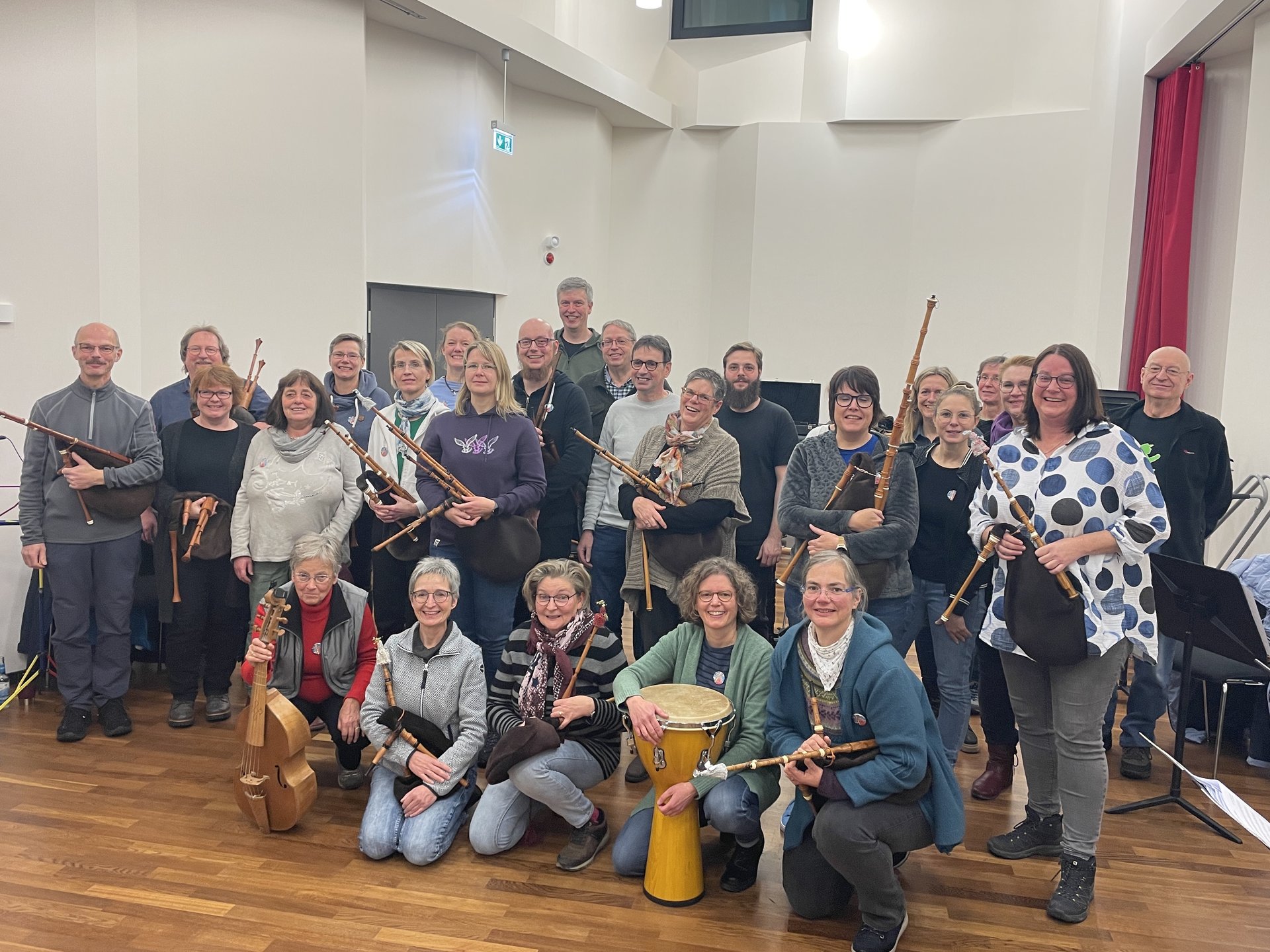 Gruppenfoto der Workshopteilnehmenden und Dozenten mit Ihren Hümmelchen und weiteren Instrumenten
