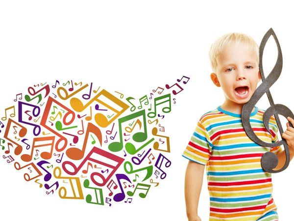 Sprechblase mit vielen bunten Noten, daneben ein kleiner Junge mit geöffnetem Mund und großem Notenschlüssel im Arm